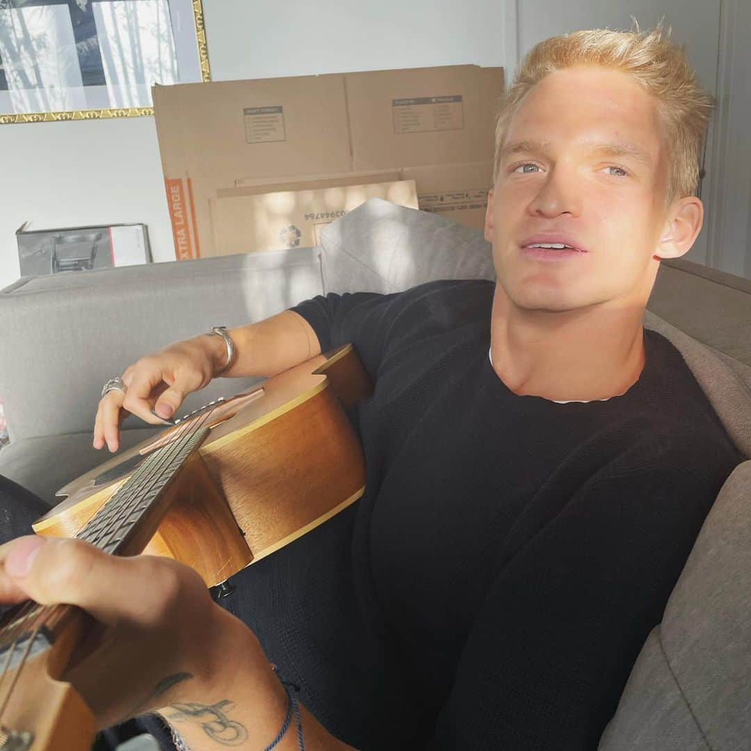 コーディー・シンプソンさんのインスタグラム写真 - (コーディー・シンプソンInstagram)「What would you like to hear?」2月11日 8時02分 - codysimpson