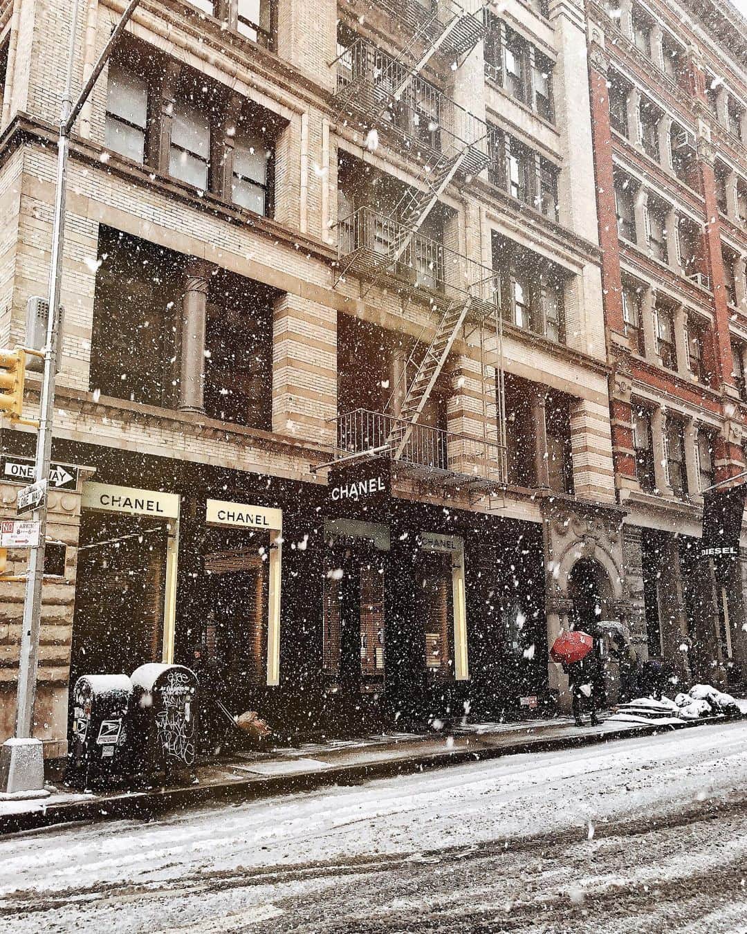 Helena Glazer Hodneのインスタグラム：「Yesterday, I published a blog post that's been on my mind for quite awhile: "New York... or Elsewhere?" Seeing so many people leave New York has been quite the emotional roller coaster. I'm not even going to sugarcoat it. This past year, I know of 19 people that started a new chapter. Between everything the city is going through to so many leaving, it makes you question your own choices. ESPECIALLY with little kids involved.   I wont recap the entire post here, but it feels good to finally get it off my chest. The comment section may be the best part and I've included a few of them here.  For those who read it, commented & messaged me, thank you for sharing your perspective. If you're interested in reading, I linked it in my bio! #nyc」