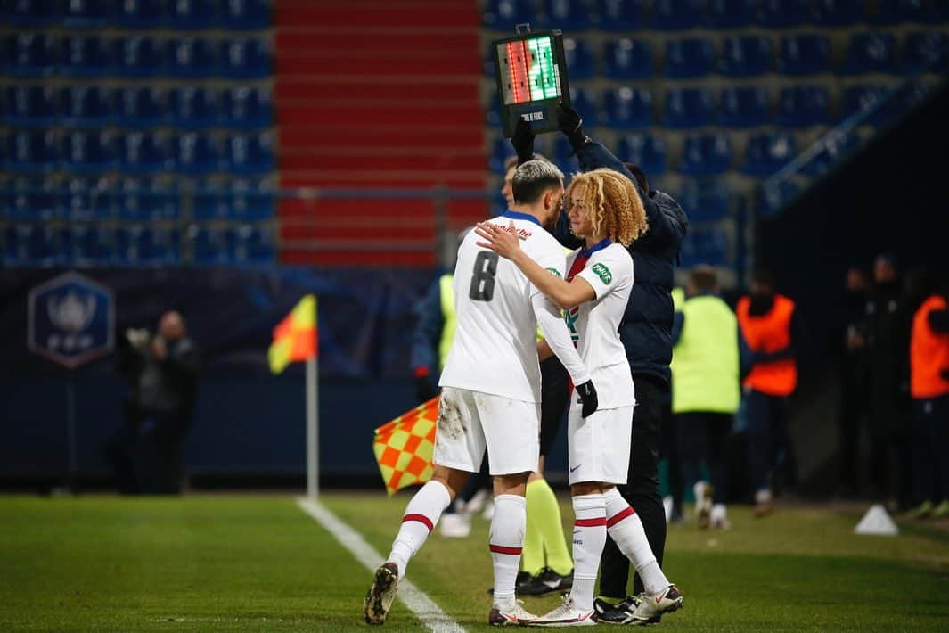 シャビ・シモンズさんのインスタグラム写真 - (シャビ・シモンズInstagram)「Proud to make my debut tonight @psg 🦁📞 : : : : : : : #ICICESTPARIS #AllezParis #ParisSaintGermain #PSG #Paris #debut #matchday #keeppushing #footballdreams #everydayisdayone #football #team #game #soccer #love #player #lovethisgame #attitude #passion #happy #psg #paris #motivation #gogoles #futbol #nike #xavi #xs #xavisimons #allez」2月11日 8時04分 - xavisimons