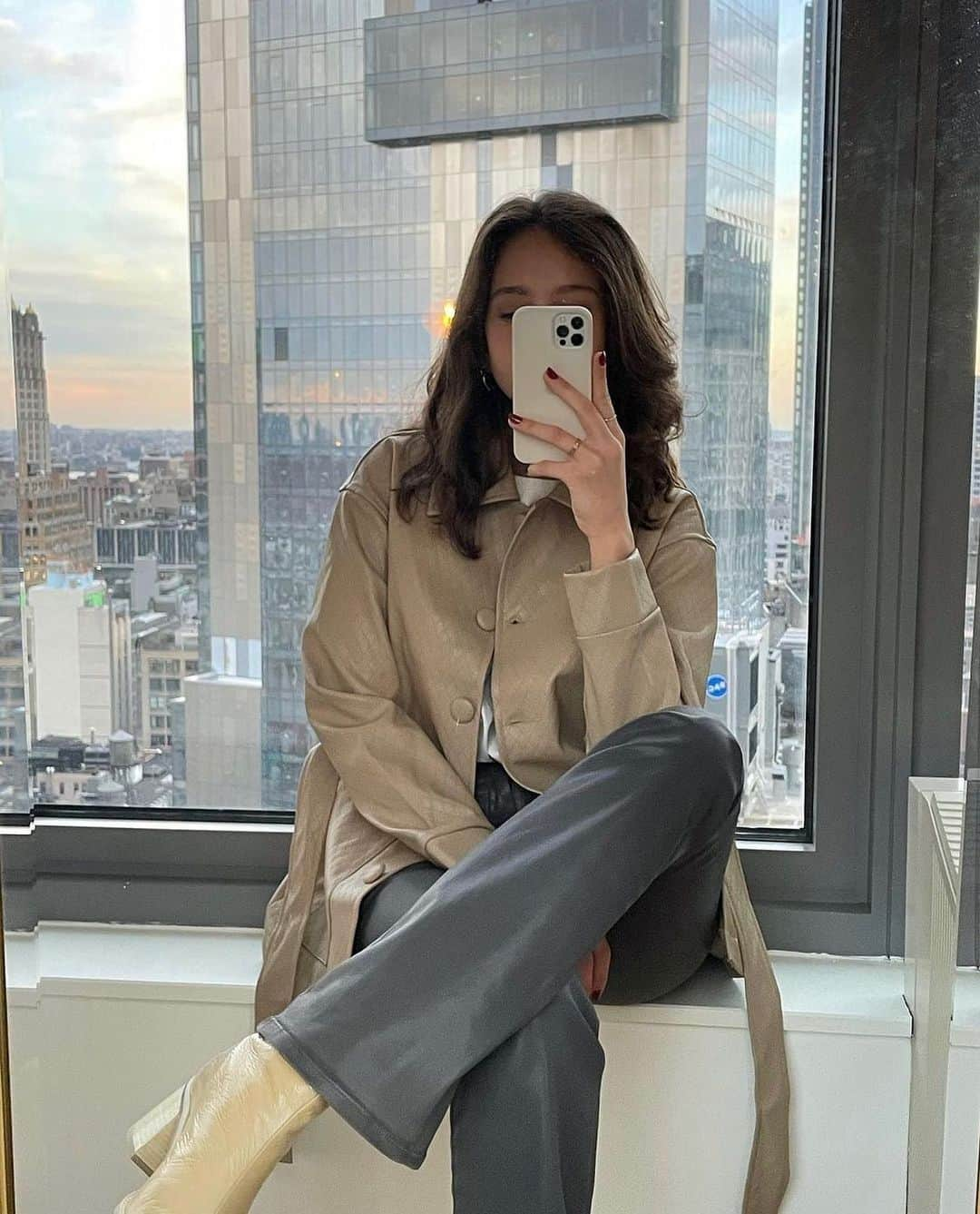 ハドソンのインスタグラム：「Plays nice with causal tees, trench coats and city views. @zeinkurdi in The Barbara Coated Bootcut Jean in Dark Slate.」