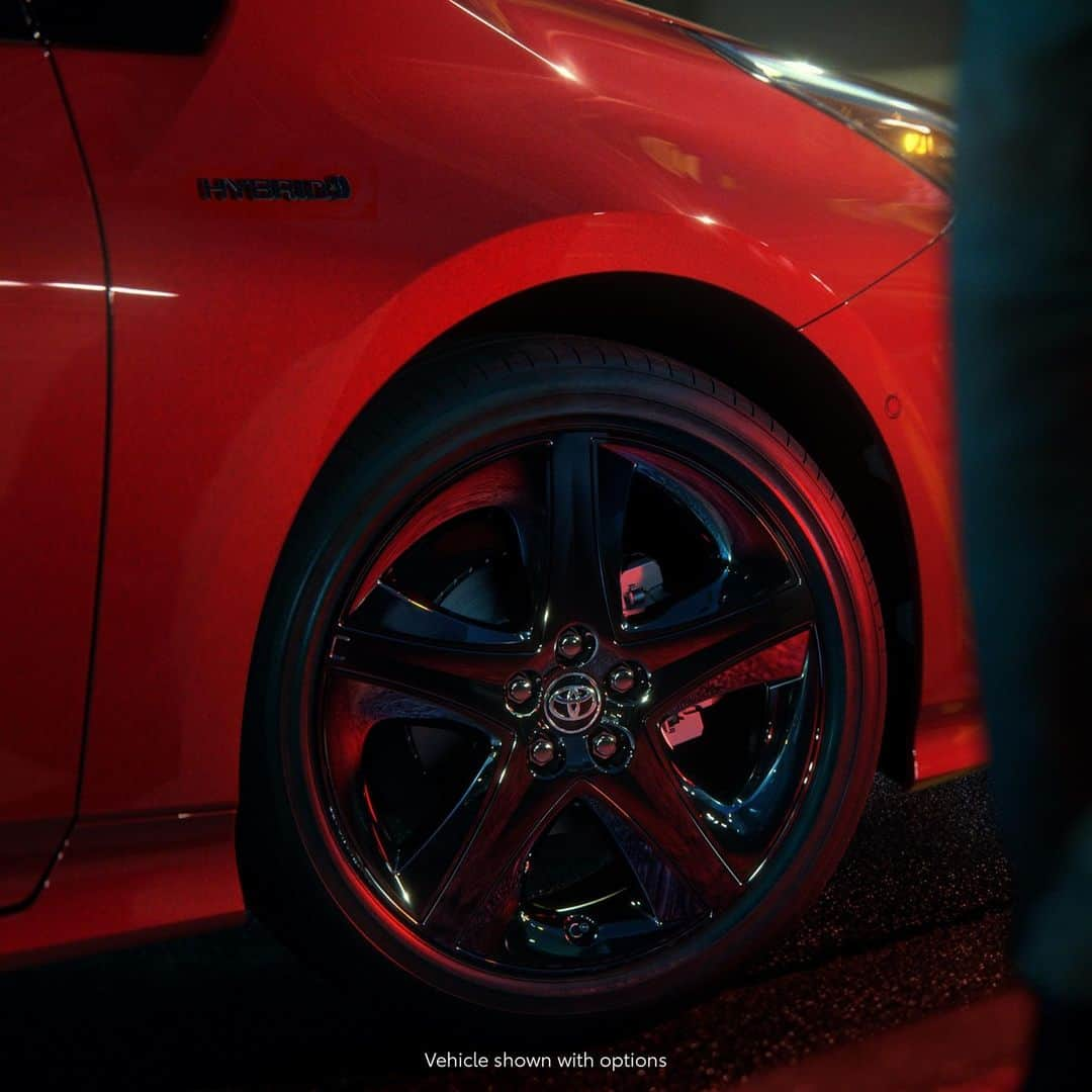 toyotausaさんのインスタグラム写真 - (toyotausaInstagram)「Roses are red, violets are blue. #Prius has that #Hybrid badge, too. 🌹 2020 Edition #LetsGoPlaces」2月11日 8時05分 - toyotausa