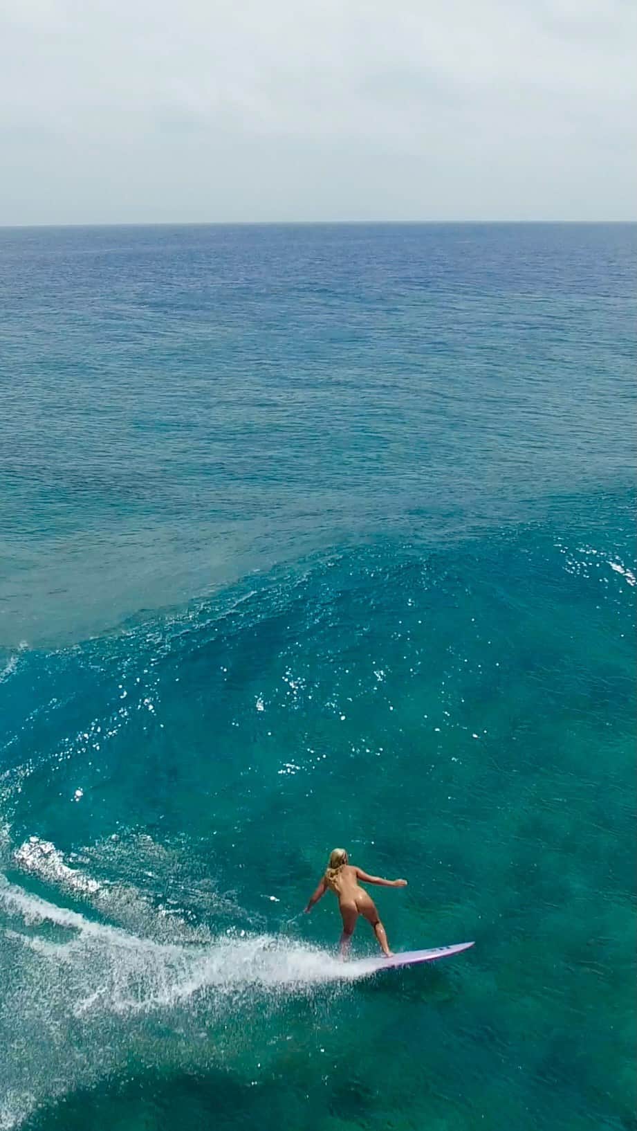 フェリシティー・パルマティアーのインスタグラム：「Surfing has given me so much.  It’s my meditation, my motivator, and creates an inner drive to express myself within the freedom of the ocean. It dictates where I live and where I go, it’s the greatest bond I have between my father and me, it’s lead me to love and teaches me to give back. It allows me to feel strong and feminine and to be no where else but I the moment.  Click the link in my bio to watch more moments like this from Skin Deep.   @fetchfilms @rickrifici @chris.whitey @pixjj #flickpalmateerskindeep」