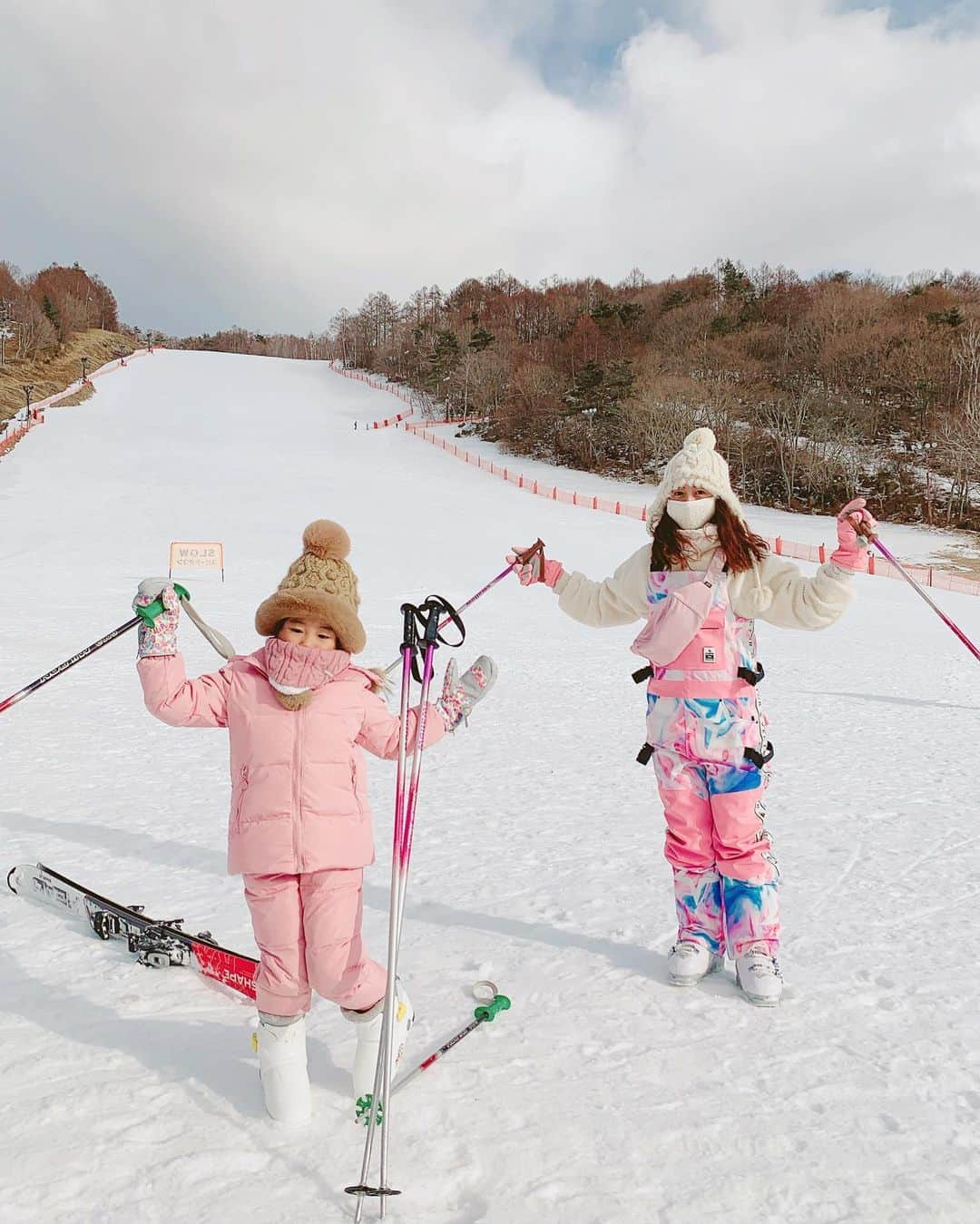 Qoo Bee Littleのインスタグラム：「リゾナーレ八ヶ岳① 姉家族と我が家でスキー旅行⛷  新宿から🚇あずさ🚇に乗って小淵沢駅へ。 到着時刻にいい時間のシャトルバスがなくてホテルまで約５分なのでタクシーで行くことにしました。 12じにチェックイン！ 本当は３時からですがお部屋にもすぐ入れました🙂 急っいで着替えてウェアとスキーの靴.板をレンタル🎿（宿泊者はすべて無料） なんとかギリギリ💨シャトルバスに乗り込む。 1日目は富士見高原スキー場へ。 今回は私も久しぶりにスキー⛷しました。 たしか中学生のとき学校でスキー教室に行ったときぶり😅 やっぱ久しぶりすぎて何回か転けました🥲 富士見高原スキー場は、ちょっとハゲ山でキッズパークエリアも雪なくて⛄️🌞💦 ゲレンデの雪質もアイスバーンでとても滑りにくかった。 あしたはもうひとつ行けるスキー場、 富士見パノラマリゾートの方に行ってみるかな…。  つづく⛄️  #リゾナーレ八ヶ岳 #富士見高原スキー場 #富士見パノラマリゾート #スキー場 #スキー #スキー旅行」