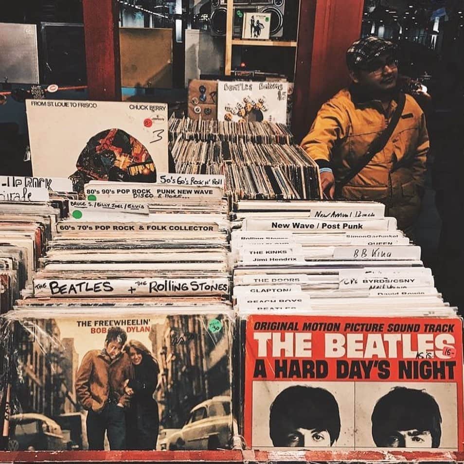 シービーズのインスタグラム：「What’s everyone listening to today?   #letsgetcasual」
