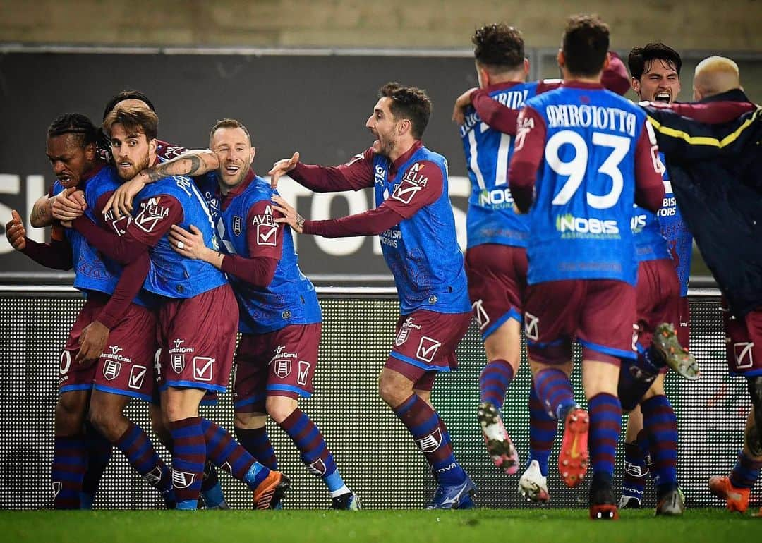 ACキエーヴォ・ヴェローナさんのインスタグラム写真 - (ACキエーヴォ・ヴェローナInstagram)「⏱Like a buzzer beater!!! 🏀 3 points -> ⚽️ #Chievo #gol #buzzerbeater #football #basketball #win #ilnostrofolleamor #💛💙」2月11日 8時07分 - acchievoverona