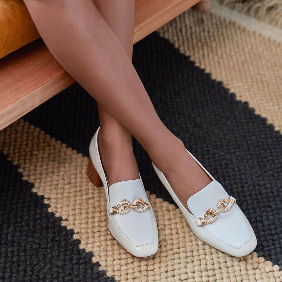 Saks Fifth Avenueさんのインスタグラム写真 - (Saks Fifth AvenueInstagram)「@toryburch serves up fresh accessories this season in bright white hues and vintage-inspired silhouettes. #SaksStyle」2月11日 8時08分 - saks