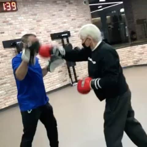 ボビー・ブラウンのインスタグラム：「This is my 86 year old dad boxing with his trainer @joebrown_marceau  epic  wearing  @jonesroadbeauty sweatshirt. His nickname was Gorge by my middle school friends  Always bubbly and upbeat with that twinkle in his years. Single at the moment. In Chicago.」
