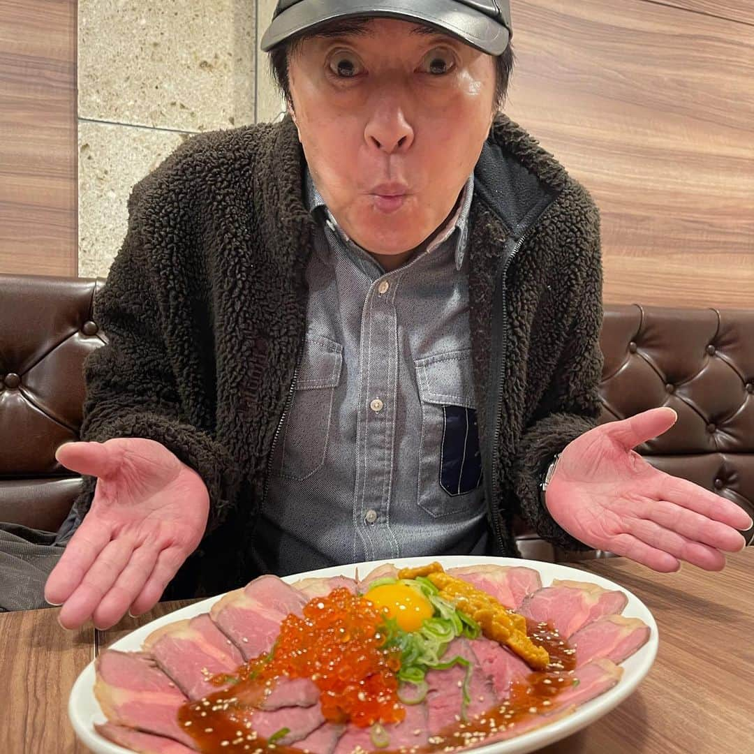 水木一郎さんのインスタグラム写真 - (水木一郎Instagram)「インスタ映えする超びっくりの北海道産いくらとウニの贅沢なローストビーフ丼。先日みっけたお店だよ。 #ランチ  #ローストビーフ丼  #豪華でびっくり😲  #値段はリーズナブル  #換気バッチリ #ソーシャルディスタンス  #感染予防対策万全の店 #客への応対良し #水木一郎」2月11日 8時16分 - ichiromizuki