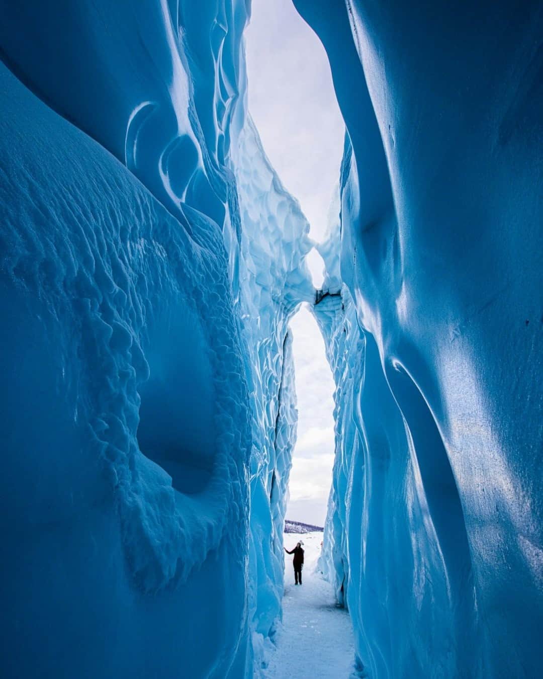 National Geographic Travelさんのインスタグラム写真 - (National Geographic TravelInstagram)「Photo by @tobyharriman / The Matanuska Glacier is one of my favorite places in Alaska. This year I finally visited in winter! The ice features you’re able to explore with the help of a skilled guide are beyond incredible and would be unsafe in summer. I hope this beautiful glacier will be accessible for generations to come, but glaciologists say that Matanuska has been steadily shrinking approximately 32 feet (10 meters) annually since the 1960s because of climate change.  Follow @tobyharriman for more. #Alaska #ClimateChange #Matanuska」2月11日 8時35分 - natgeotravel