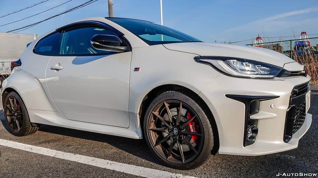 J-Auto Showさんのインスタグラム写真 - (J-Auto ShowInstagram)「大阪のMR HIROレンタカーさんがGRヤリスのレンタルを開始されたとのことで、お邪魔して乗らせて頂きました。  南港舞洲流してきましたが流石のパフォーマンスですね。 エンジンルーム内にレコーダー設置しピュアなエンジン音も録音しました。  POV動画と合わせて今晩配信予定です。  GRヤリス、最上級のRZ high performance GR-FOURがレンタル出来るのはMR HIRO レンタカー。気になる方は是非乗ってみて下さい。  #GRYARIS #YARIS #YARISRZ #YARISRZhighperformance #GRヤリス #MRHIROレンタカー #レンタカー #POV #toyotaGRYARIS #ヤリス #GRヤリスRZ #ヤリスRZ #toyotagr #試乗  #🚗 #car #YARISGRFOUR #ラリーカー #rallycar」2月11日 8時28分 - jautoshow