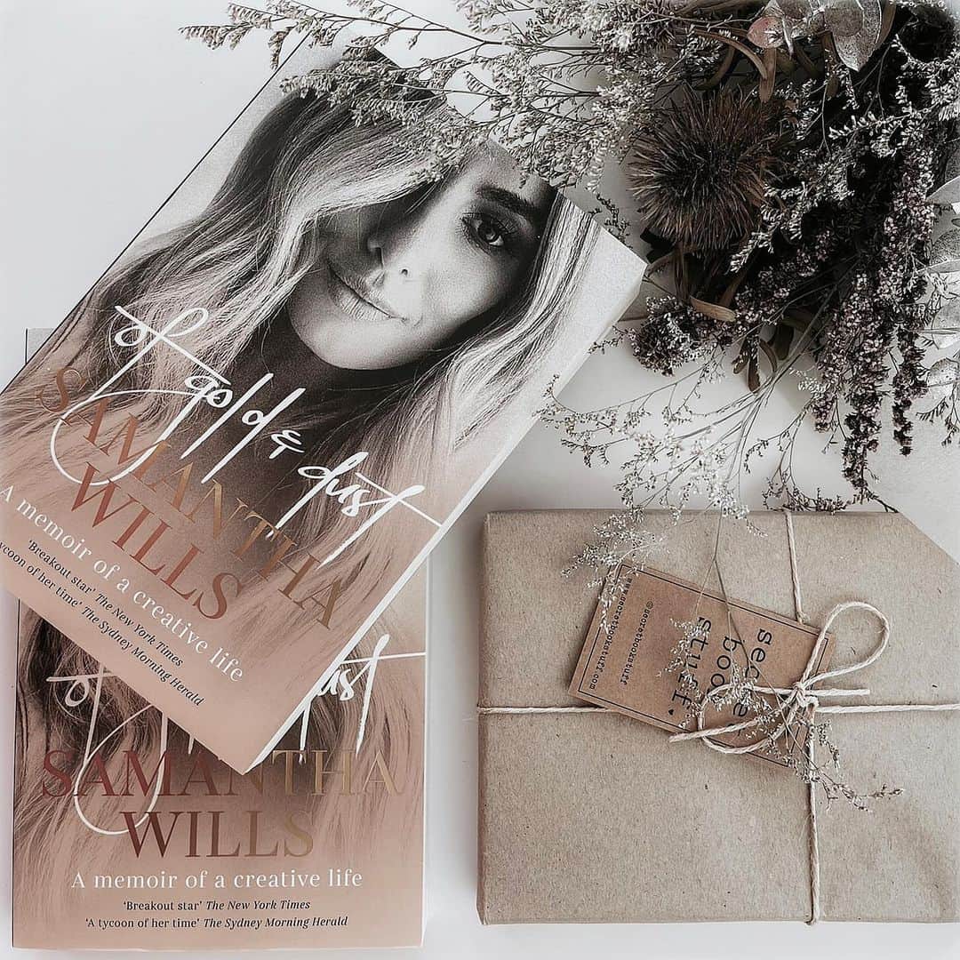 サマンサウィルスのインスタグラム：「This is how @secretbookstuff send out their books.🤍   Amy at Secret Book Stuff was one of the first to get a copy of #ofgoldanddust (in its original manuscript format), swipe to the second pic for her review.   Att: NEWCASTLE, NSW — @secretbookstuff will be hosting a gorgeous event which I am very excited to be attending on March 3rd.   All Info + tickets can be found via link in bio at @secretbookstuff x」