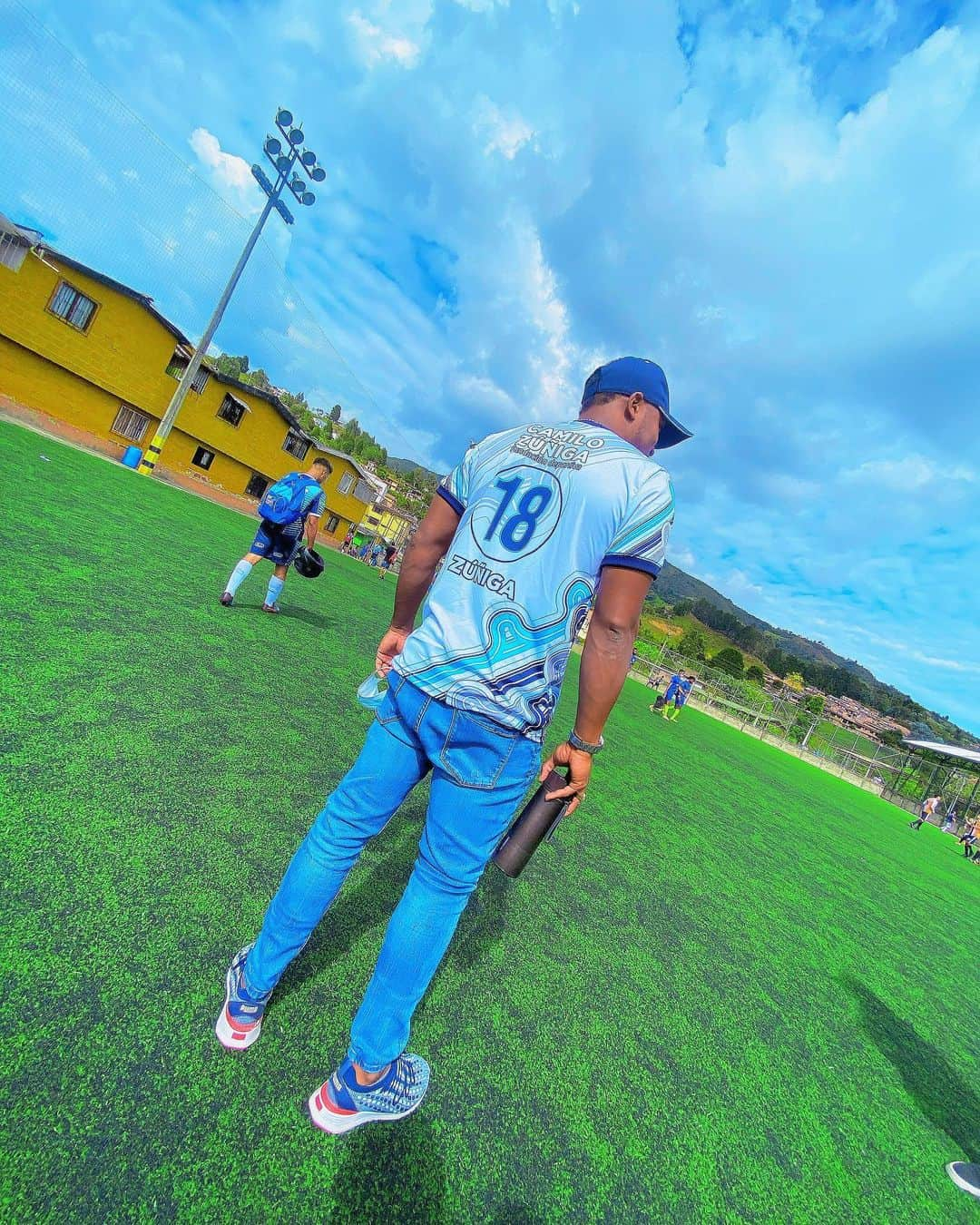 ファン・スニガさんのインスタグラム写真 - (ファン・スニガInstagram)「“LA VISIÓN SIN EJECUCIÓN, ES ALUCINACIÓN” 👣🌏⚽️💙 @fundacioncamilozuniga   #ESOVA🔥 #TUELIGES✍🏽」2月11日 8時44分 - camilozuniga18