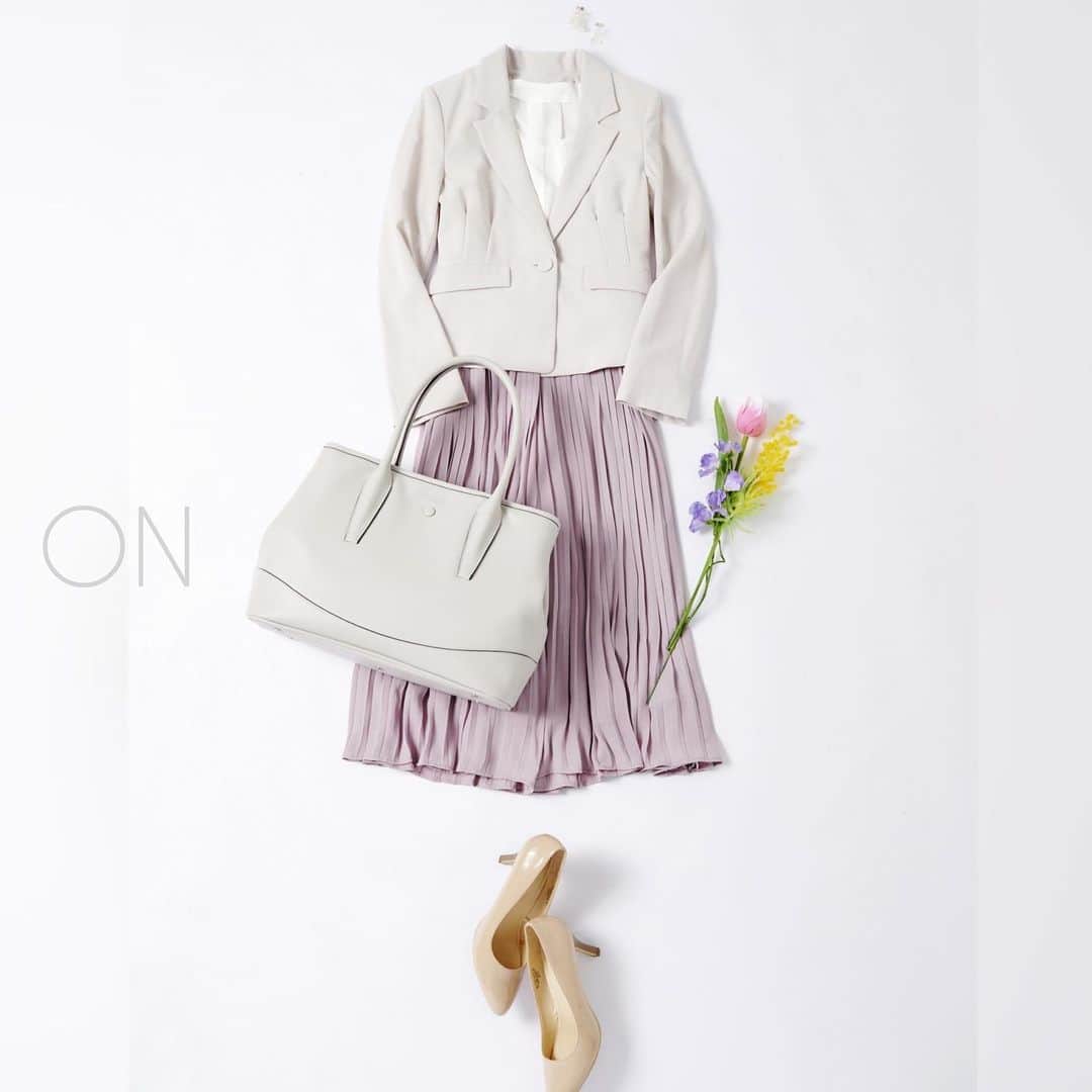 & chouetteさんのインスタグラム写真 - (& chouetteInstagram)「-Ceremony Style- . 【1度きりの出番にならないバッグ選び】 . ONの出番 #ハレの日  #ビジネスバッグ  . 制限される生活の中でも必ずその日はやってくる🌿 . . 子供のハレの日、 新しい自分のビジネスバッグに。 1度の出番にならないバッグ選びが大切◎ . ソフトレザータッチのトートバッグ . 高級感ある見た目に加え、 軽量化にもこだわりました💡 資料やパソコンの持ち運び生活も苦にならないあなたの多様なシーンに寄り添うアイテムです。 . ¥11,000(税込) . .  #2021 #セレモニードレス #ceremonystyling #セレモニースタイル  . #アンドシュエット #andchouette #シュエット #chouette  #andc #アンドシー #カラーズアンドシュエット #colorsandchouette  #surpriseprice」2月11日 8時37分 - and.chouette