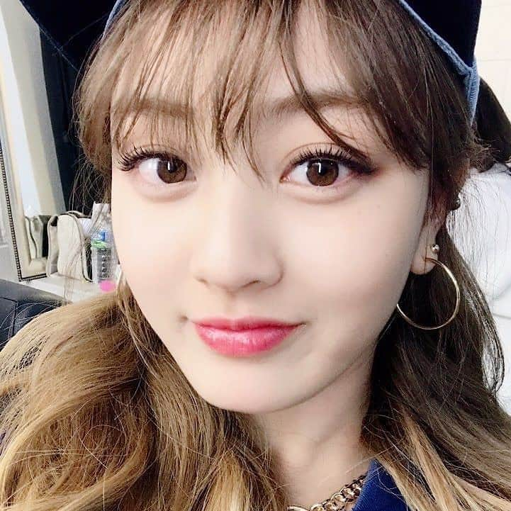 ジヒョさんのインスタグラム写真 - (ジヒョInstagram)「why did these selfies make me emotional😭😭 she was so small back then☹️🤏」2月11日 8時37分 - jypjihyo