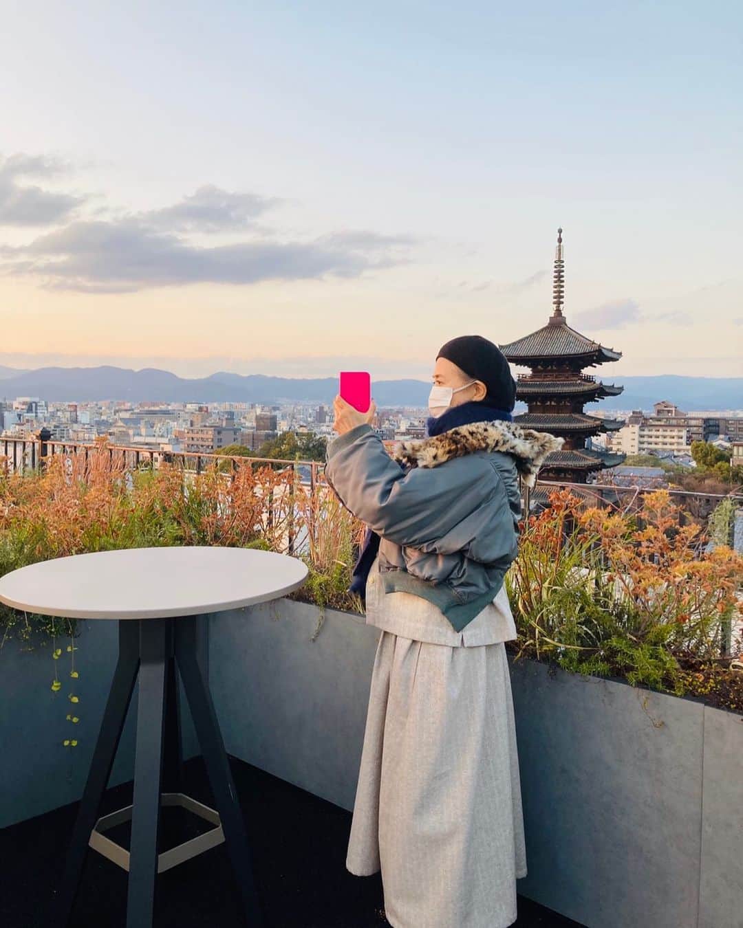 熊谷真実さんのインスタグラム写真 - (熊谷真実Instagram)「ザホテル青龍京都で。 京都のともちゃんはまみちゃんを喜ばせてくれます。 素敵なところに連れて行ってくれます。 幸せな時間でした。 #熊谷真実#京都カフェ#京都は今静か#ザホテル青龍京都清水 #気持ちのいい眺め#360度素晴らしい景色」2月11日 8時52分 - mami_kumagai310