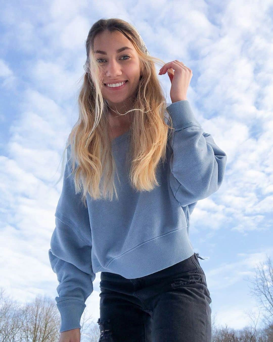 American Eagleのインスタグラム：「@heyimcassie_ inspiring us to match the ☁️☀️☁️ #myAEambassador」