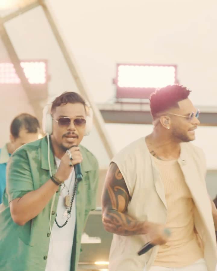 Sorriso Marotoのインスタグラム：「É fogo na gasolina! 🔥⛽️ + de 1 MILHÃO de visualizações no clipe dessa parceria quente que fizemos junto com @tonysallescantor @bandaparangole e @wmmc!」