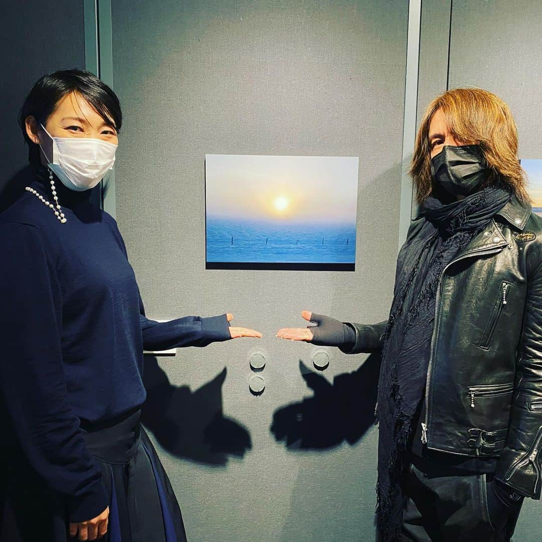 大島央照のインスタグラム：「先日写真展6日目。  SUGIZOさん　@sugizo_official が来てくださいました！かれこれ17.8年くらい！？前からのお友達で、お仕事、撮影ご一緒させていただいたり、先日まで富士フイルムイメージングプラザ東京で秦達夫さんとの写真展、2月24日 ～3月15日まで大阪で写真展が開催されます！屋久島での写真からパワーをいただきました。  家族で素敵な撮影をさせてもらった、カルナちゃん @karuna0520 、以前入っていた事務所ベローナの後輩でもあり、お仕事でもご一緒したりしてます✨  成人記念で撮影させていただいた、きっかちゃんも来てくれました！ちょうど成人式を迎える方を探していた時に、すごくいいタイミングに出会えてありがたかったです✨  ミスユニバースOG、さゆりちゃん @sai.0714 10年以上ぶり！？の同期のひろこちゃん、古くからのお友達のHISUI @hisui_hirokoito のひろこさんと、デザイナーのcopa @concentlan この時期にすこしですが、お会いできて嬉しかったです✨✨✨  他にもたくさん、過去に撮影した写真に思いをもっていらしてくださったり、2度目見に来てくださったり、本当にありがとうございます。  今日で写真の見納め、寂しいですが、最後に凝視しますー笑  本日は、11時から14時までです！ 感染対策をして、どうぞよろしくお願いいたします。  #SUGIZO #私の記念日 #富士フィルムスクエア #富士フォトギャラリー銀座#Momentstoremember #大島央照写真展 #chiakioshima #写真展 #写真 #記念 #記念日 #撮影 #記念撮影 #アイスランド #旅 #photo #photographey #iceland #flag」