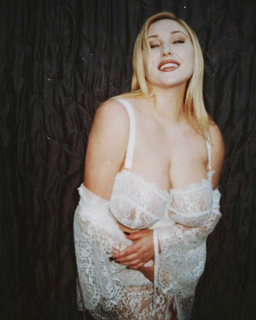 ヘイリー・ハッセルホフのインスタグラム：「{desire} a strong feeling of wanting to have something or wishing for something to happen.  when was the last time you desired YOU on valentines day. lift yourself up by wearing a soft lace set by @figleavesofficial #Everybodyfits #ad」