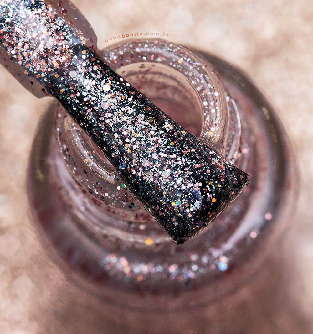 Risqueのインスタグラム：「Neste Carnaval, vamos ficar em casa, mas sempre brilhando, não é mesmo?! Passe para o lado e se apaixone pelos esmaltes efeito glitter mais brilhantes da sua timeline e se inspire para fazer suas unhas com uma nail art babado, postando a #EuQueFizRisqué para aparecer por aqui. ⠀ 💅 Esmaltes usados: As Mil Purpurinas e Granulado Rosé. ⠀ 📸 @unhabonita @daniele_honorato ⠀ #TáNasNossasMãos #EsmaltesRisqué #RisquéOficial #RisquéRegular」