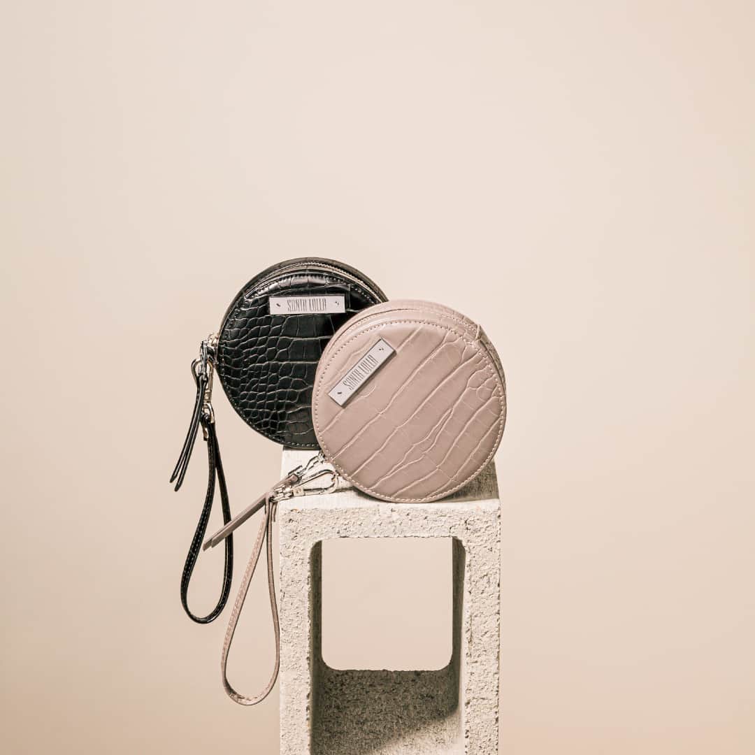 Santa Lollaのインスタグラム：「Não dá pra resistir ao mimo que é esse porta-moedas com shape redondo e textura croco. Qual a sua cor favorita? [ R$89,90 cada ] #santalollaverao21 #SLhandbags #croco #accessories」