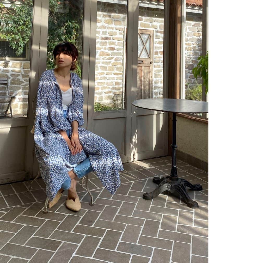 eiko kagamiのインスタグラム：「. . 昨日のストーリーズにまさかの反響を頂き、感謝でしかないです😳🙏✨ みんなそれぞれのコンプレックスを 何かのタイミングでチャームポイントとして逆に好きになれたらhappyですね!!❤️ 私は昨日そうなれました🤩 40歳にしてやっと🤣🙌 . その壁をとっぱらってくれたまゆみさん @mayu1226_ をはじめ、共感してくださった皆さま、優しいお言葉をくださった皆さまのおかげです😍 ありがとうございました😆🙏💕 . . . . #コンプレックス #プチ悩み #エラ張り横幅ある分 #せめて目が大きいかくっきり二重だったら良いのに #中学生くらいからそう思ってた自分の顔についてw😂 #いつかボトックス打ったら #報告します🤣」