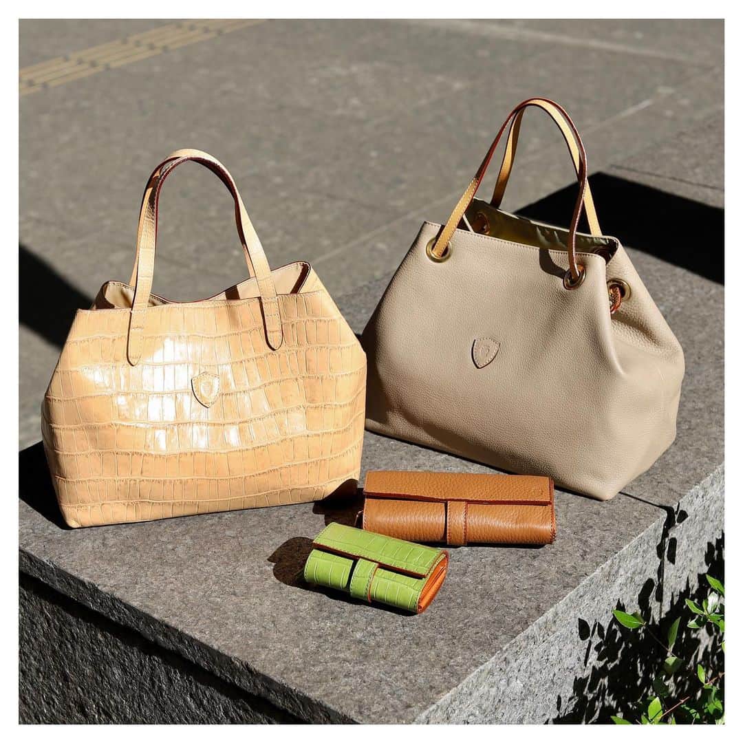 Felisi Japan 〔フェリージ〕さんのインスタグラム写真 - (Felisi Japan 〔フェリージ〕Instagram)「【SS21 Recommend Color Items】 . グリーンやベージュ等のナチュラルな、 2021年春夏おすすめのシーズンカラー。 見た目から安心感のあるカラーは、 リラックスなスタイルによく馴染み、 普段のコーデが一瞬で春めきます。 . . ■Hand Bag Model No. 17/21/3/LD+DS+A031 Price：¥64,900 . ■Hand Bag Model No. 17/28/SA Price：¥71,500 . ■Long Wallet Model No. 3005/LD Price：¥68,200 . ■Mini Wallet Model No. 1041/SA Price：¥42,900. . . #felisi #felisiselection #felisicollection #leathergoods #SS21 #slg #madeinitaly #bag #wallet #フェリージ #フェリージセレクション #フェリージコレクション #2021年春夏 #春夏カラー #シーズンカラー #レザーバッグ #バッグ #財布 #革製品 #かばん #鞄」2月11日 8時55分 - felisi_japan