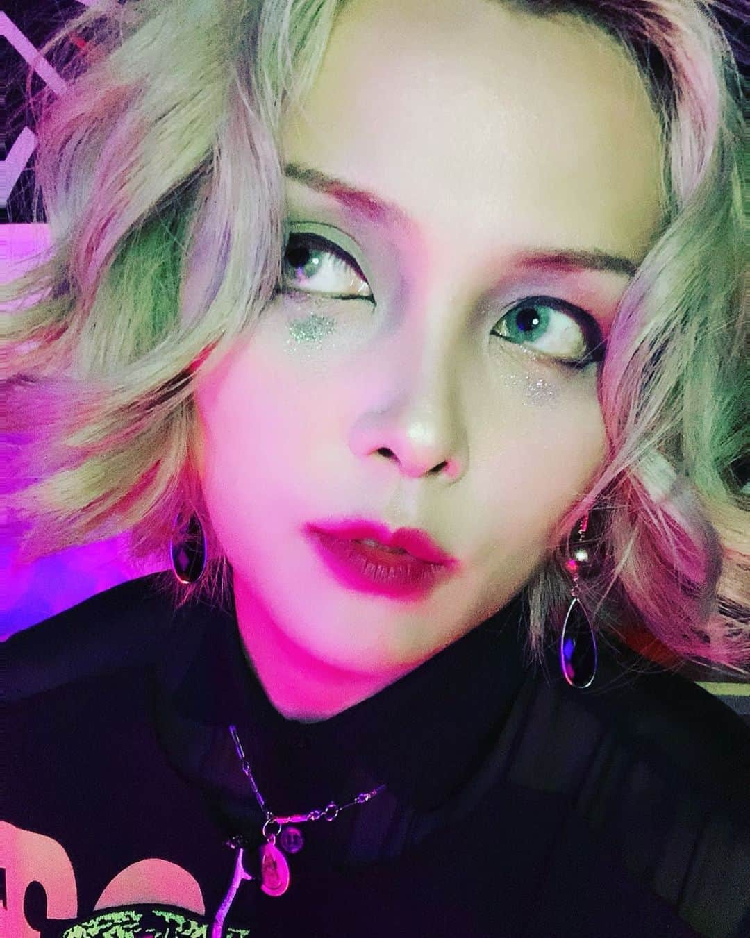 上木彩矢のインスタグラム：「そう言えばヘアー変えてました😂  照明が乗っちゃってるけど、一応ホワイトブリーチとムラシャンです☺️  髪は伸びてきちゃってどうしよう状態😂  次は何色にしようかな〜💆🏻‍♀️  #ヘアースタイル #ヘアカラー #ホワイトブリーチ #ショートヘア #ショートボブ #紫シャンプー」