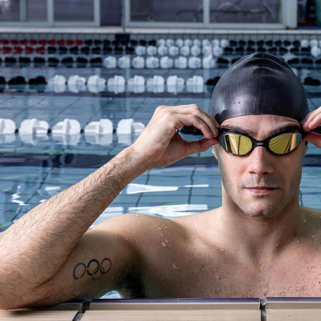 レオナルド・ジ・デウスのインスタグラム：「Dia do atleta profissional!!! Fazer aquilo que mais amamos todos os dias em busca de ser cada vez melhor é o que nos move!!! Parabéns a todos nós atletas!!! #sintasemormaii #familiamormaii #unisanta #cde #bolsapodio #careclub #ldsports  📸: @ph_luque @luquefotografia」