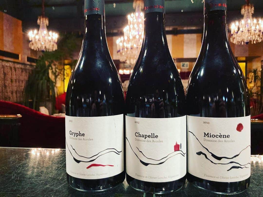 ステラートのインスタグラム：「新しく入荷したワインのご紹介です！  Domaine Des Accoles（ドメーヌデザコル)、ニュイ・サン・ジョルジュ(ブルゴーニュ)のドメーヌ・ド・ラルロで天才醸造家と謳われたオリヴィエ・ルリッシュと、妻のフロランスが始めたドメーヌ 2012年春からは全ての畑でビオディナミ農法を始めより自然に近いナチュルラルな醸造をしています。 ナチュルラルワインならではの旨味と葡萄の香り、味わいの豊かさが溢れたエレガントなワインです！ 今回は2013年のMiocène、Gryphe、Chapelleがそれぞれ入荷しました！ メインの仔羊や藁焼きにしたサーロインに相性抜群です！ この機会に是非！  stellatoでは、コース利用、Bar利用どちらでもご注文頂けます！ お気軽にお越しください！  #stellato #ステラート #afternoontea #アフターヌーンティー #ハイティー #chef #シェフ #キッチン #hightea #フランス料理 #フレンチ  #記念日ディナー #誕生日ディナー #ケーキ  #グルメ#グルメスタグラム #グルメ部 #ディナー  #ディナーデート #アニバーサリー #インスタ映え #ディナーコース #白金台 #白金 #グローバルダイニング #ワイン#vin#wine#domainedesaccoles#ワイン好きと繋がりたい」