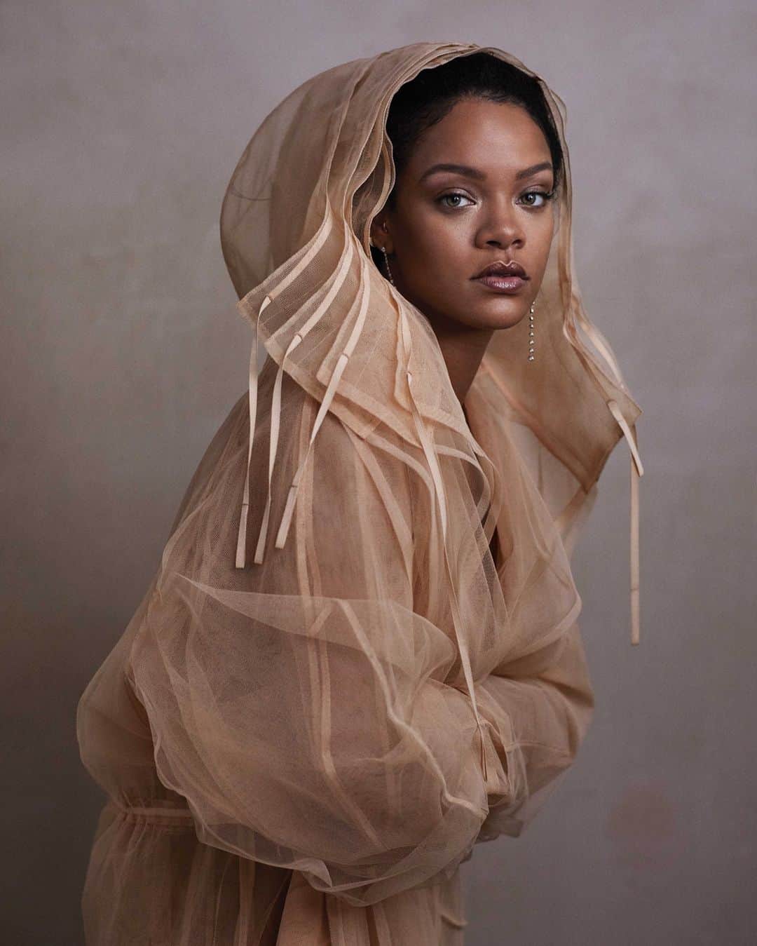 Vogueさんのインスタグラム写真 - (VogueInstagram)「Rihanna’s fashion and beauty empire is changing form. The @Fenty brand, a high-end designer collection launched with LVMH in 2019, is going on a hiatus. Meanwhile, the star's intimates line @savagexfenty is just getting started—especially considering the $115 million investment in the brand from L Catterton, a firm cofounded by LVMH and Bernard Arnault’s Groupe Arnault, and several other funds that was announced today. So while we say goodbye to Fenty (for now), we're saying hello to the latest arrivals at Savage x Fenty, just in time for Valentine's Day. Tap the link in our bio for more.  @Badgalriri in @Fenty photographed by @ethanjamesgreen, Vogue, November 2019」2月11日 9時05分 - voguemagazine