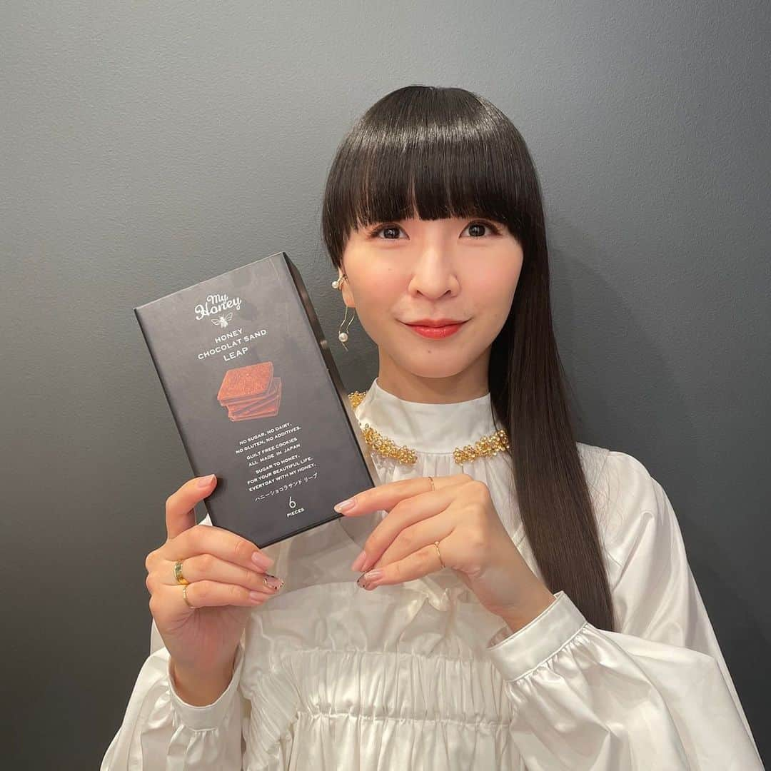 Perfumeさんのインスタグラム写真 - (PerfumeInstagram)「バレンタインまであと3日✨(ということはファンクラブ生配信まであと3日！)  かしゆかが持っているのは #ハニーショコラサンドリープ です♪ 皆さんはどんなチョコがお気に入りですか？？🍫  In the spirit of “Chocolate Disco”, Perfume is sharing their favorite chocolates just in time for Valentine’s Day! 🍫 First up is KASHIYUKA who loves Honey Chocolat Sand Leap. 💖」2月11日 9時06分 - prfm_official