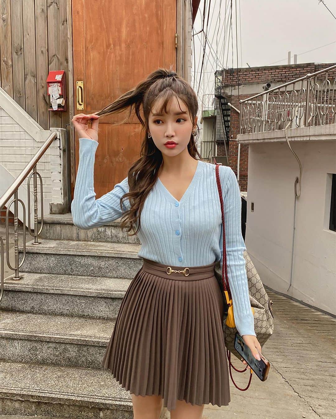 Chuuのインスタグラム：「봄에 입기 좋은 부드러운 촉감의 가디건과 플리츠 미니스커트🤎  색감 만으로도 입고 싶은 파스텔톤 가디건🌷(지금부터 봄까지 쭈-욱 함께해요) 벨트처럼 금장 디테일로 포인트가 들어간 플리츠 미니스커트는 속바지 내장이라 편하게 착용 가능하세요💞  #chuu#츄 #lovely_daily_look_chuu」