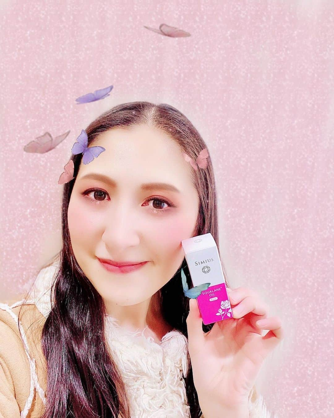 大越かず江さんのインスタグラム写真 - (大越かず江Instagram)「✨薬用美白スクワランオイル✨  シミウス【薬用美白スクワランオイル】  肌になじみやすい上質なオイル✨ 使用後はべたつかずしなやかな肌の質感が得られます(*ˊ˘ˋ*).•*¨*•.¸¸♬  スクワランオイルと厳選の美容成分が角層にスっとなじみ、やわらかでしなやかな上質な肌をつくってくれますよぉ(*^^)v🍀*゜  癒し効果の高いローズの香りもポイントです💕🌹✨  乾燥が気になるこの季節にピッタリなオイルです♪ お試しくださいね(・ω・)ノ💕  ✨✨✨✨✨✨✨✨✨✨✨✨✨✨✨  ✨ Medicinal whitening squalane oil ✨  Simius [Medicated whitening squalane oil]  High-quality oil that easily blends into the skin ✨ After use, you can get a non-greasy and supple skin texture (* ˊ˘ˋ *). • * ¨ * • .¸¸♬  Squalene oil and carefully selected beauty ingredients blend into the stratum corneum and create soft, supple, high-quality skin. (* ^^) v 🍀 * ゜  The scent of rose, which has a high healing effect, is also a point 💕🌹✨  This oil is perfect for this season when you are worried about dryness. Please try (・ ω ・) ノ💕  ✨✨✨✨✨✨✨✨✨✨✨✨✨✨✨ @simius_official   #シミウスアンバサダーサポーターズ  #シミウスジェル  #シミウス  #スクワランオイル  #美容好きな人と繋がりたい」2月11日 9時08分 - bluemoonseasky