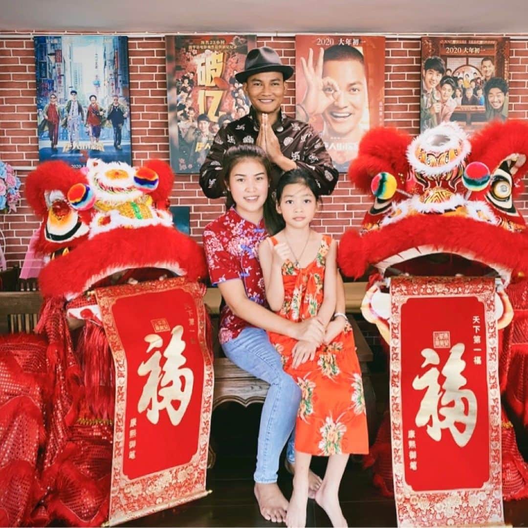 トニー・ジャーのインスタグラム：「Happy Chinese new year's krub 🙏🙏🙏🎊🎆🧧🧧🧧🧧🧧🧧🧧🧧🧧  新正如意  新年发财 ซิงเจียหยู่อี่ ซิงนี้ฮวกไช้ ขอให้สมหวังในปีใหม่  ขอให้ร่ำรวยในวันปีใหม่ 🎊🎊🎊🎊🎊🎊🎊🎊 恭喜发财  gōng-xǐ-fā-cái  กงสี่ฟาไฉ ขอให้ร่ำรวย 🧧🧧🧧🧧🧧🧧🧧🧧🧧」