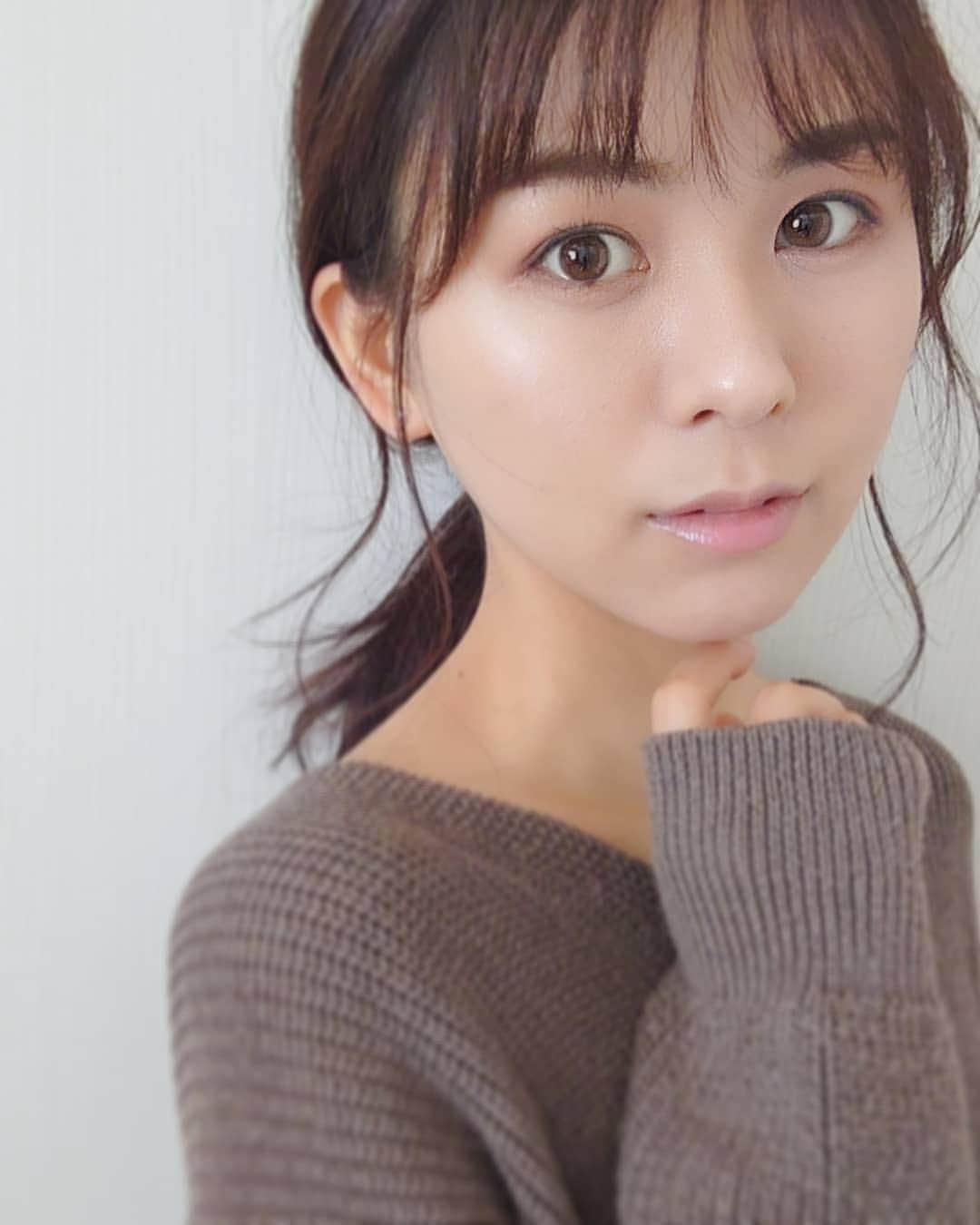 清水優美のインスタグラム：「Diorのアイシャドウでメイクしてみました。  リップはDiorのリップグロス。  ADDICTIONのアイシャドウ048をナミダブクロに。  サンククルール、少量なのに発色が凄い‥♡ 今回は上３色でナチュラルにブラウンメイク。 色々試したくなる🥰  #アイシャドウ #ディオール #サンククルール」