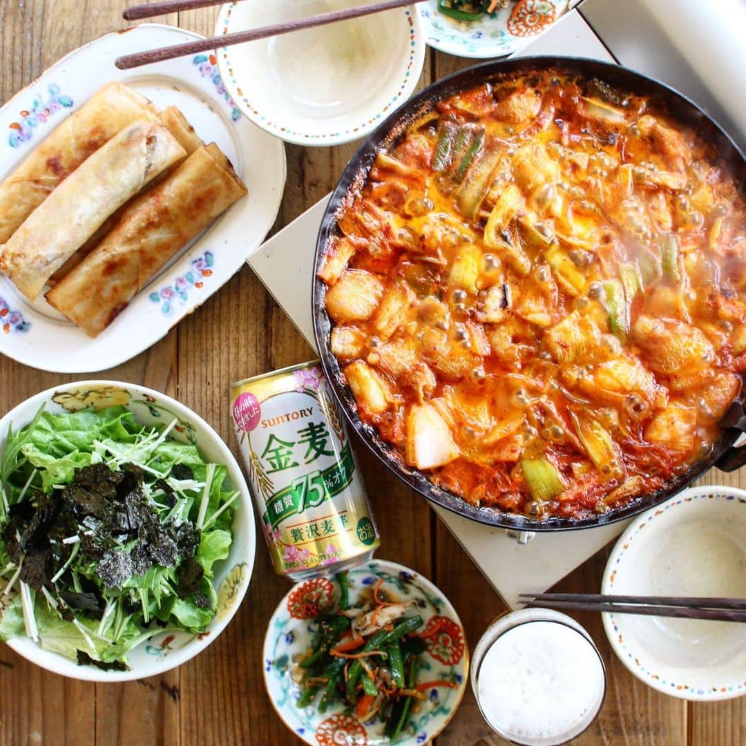 Atsukoのインスタグラム：「今日のブランチ #ナッコプセ チョレギサラダ 春巻き ほうれん草と人参としめじのナムル  今日のブランチはナッコプセ。 京都に行った時もたべたやーつ。 @nam.kyoto1  やっぱりこれ美味しい😍 海鮮の旨味たっぷり✨✨ 〆のサリ麺はおなかいっぱいになっちゃったので、後程頂きます😋  これから娘とカラオケいってきます👍」