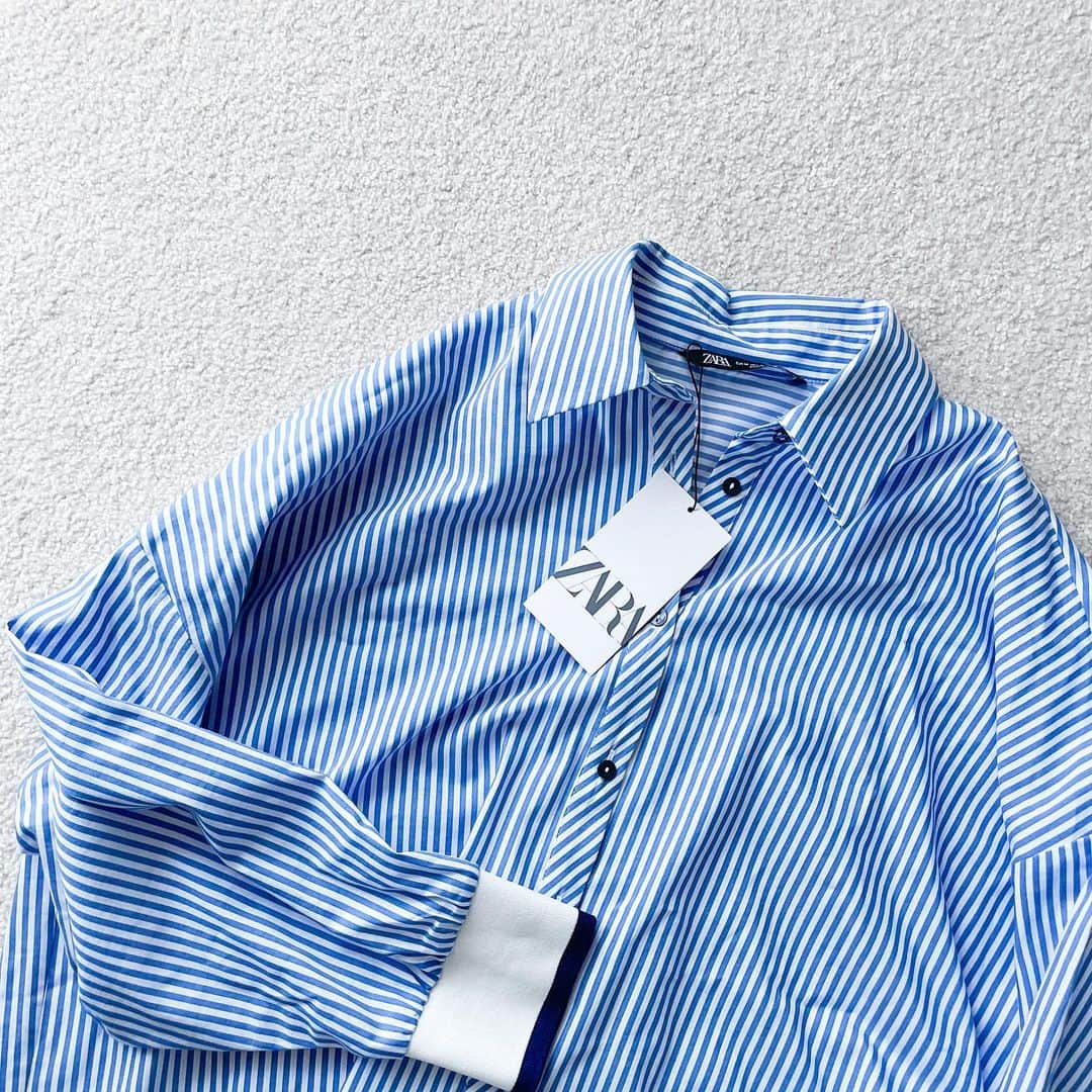 htrkmkのインスタグラム：「𝓃ℯ𝓌𝒾𝓃  @zara で一目惚れだった ストライプのシャツ👔♡  爽やかなストライプシャツの 袖と裾がゴムリブ編みの切り替えになってるのが ワンポイントで可愛いんです🙌🏼  そして、着るとさらに シルエットが綺麗…✨  早くこれ1枚で着れるような 暖かさにならないかなぁ  コーデやアイテム詳細は @htrkmk プロフ欄リンクのブログにて✎☡ (ZARA製品の型番、ページなどもブログに記載あります) ✁┈┈┈┈┈┈┈┈┈┈┈┈┈┈┈┈  UNIQLOやGU ZARAなどの プチプラアイテムを使った きれいめカジュアルコーデ  トップスはSかM ボトムスはLかそれ以上、と 腰の骨盤が横に広くおお尻も大きい 極端なほどの洋梨体型ですが それでも細見えするように工夫してます  ✧キレイめプチプラコーデ: @htrkmk  ✧美容や共働き夫婦のライフスタイル: @htrkmk_lifestyle   ✁┈┈┈┈┈┈┈┈┈┈┈┈┈┈┈┈  #通勤コーデ  #綺麗めコーデ  #綺麗めカジュアル  #シンプルコーディネート  #骨格ウェーブ  #高身長コーデ #163cm #冬コーデ #冬ファッション #着回しコーディネート  #アラサーコーデ #ママファッション #olファッション  #ザラジョ #ZARA #ザラ #ザラコーデ #zaraコーデ」