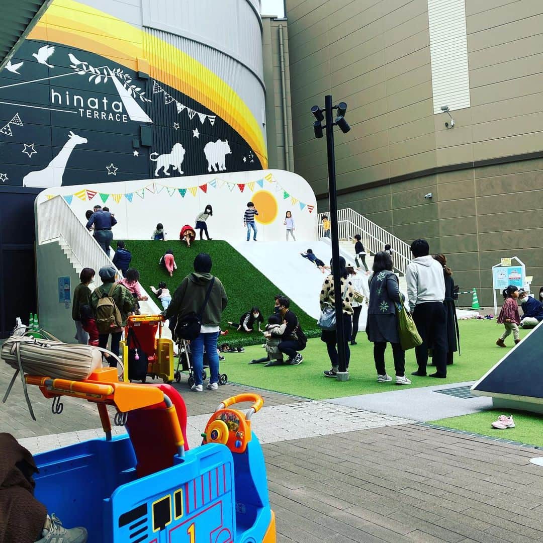 日大建築のインスタグラム：「今日は祝日㊗️ イオンモール子供広場ですべり台🧒  #日大建築#カリフォルニアスタイル #サーファーズハウス新築#注文住宅#宮崎市#モダン#オシャレ#ビーチ#海#surf #ハワイ#アメリカン#大工#建築#設計#ウッドスタイル#中古住宅#リフォーム#リノベーション#カバードポーチ#ウッドデッキ#ヘリンボーン#マイホーム#家造り」