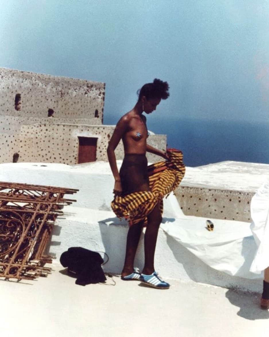 Meganさんのインスタグラム写真 - (MeganInstagram)「Iman in Santorini, Greece, 1982 〰 photo Kelly Klein . . . . #iman #santorini #greece #kellyklein #adidas」2月11日 14時38分 - zanzan_domus