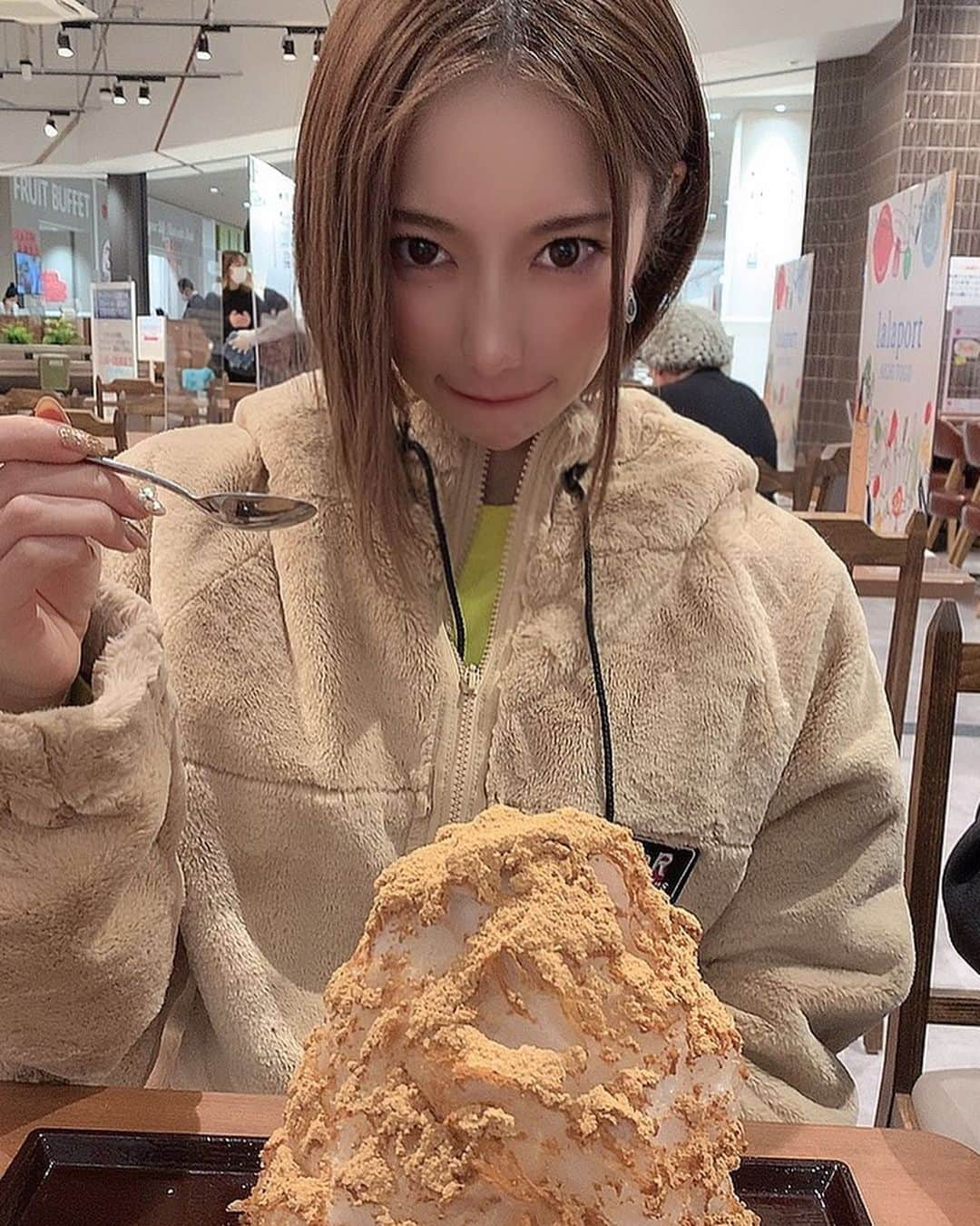 七海ティナさんのインスタグラム写真 - (七海ティナInstagram)「日本で1番美味しいかき氷。 (同率１位でフリーキーさん🍧) . . . 柴ふく さん 東郷ららぽーと店 . . 凄いこと言います。 . 本店の方が圧倒的に美味しいです。 やはり本店のとは全く違います。 .  作る方によって氷の形だけではなく 舌触り、味付けは変わるものなので致し方ないです。 しかしながら、美味しく頂けました。 . 至福の時間をありがとうございます。 . . #きな粉#かき氷#かきごおりすと #かきごーらー#柴ふく#東郷ららぽーと #愛知グルメ #名古屋カフェ #名古屋かき氷  #マンゴーかき氷  #鼻息できな粉が舞う #笑ってはいけない #爪の中にきな粉 #指くんかくんか」2月11日 14時39分 - tinaaaa1208