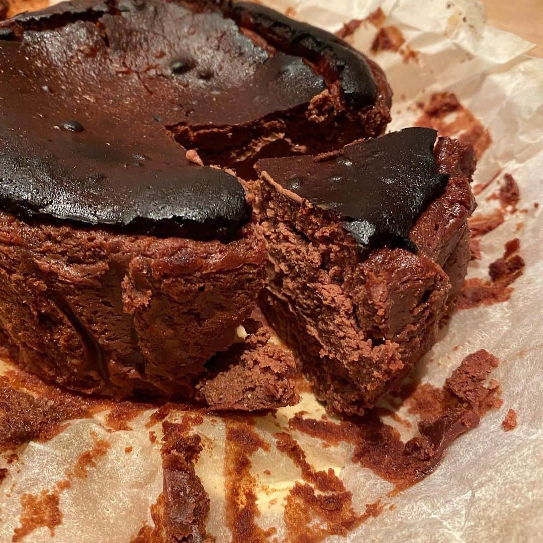 本郷多香子さんのインスタグラム写真 - (本郷多香子Instagram)「このチョコレートチーズケーキ最高すぎて。  みんなに食べて欲しくて 投稿しちゃう🤤  3月14日までらしいから もう一回くらい買いに行こう✌🏻  thebelcomoのサイトから 申し込みしてtakeoutできるよ🥱  #チョコレート#chocolate #dessert#gourmet#aoyamagrandhotel #thebelcomo #hotel」2月11日 14時40分 - tkk0101