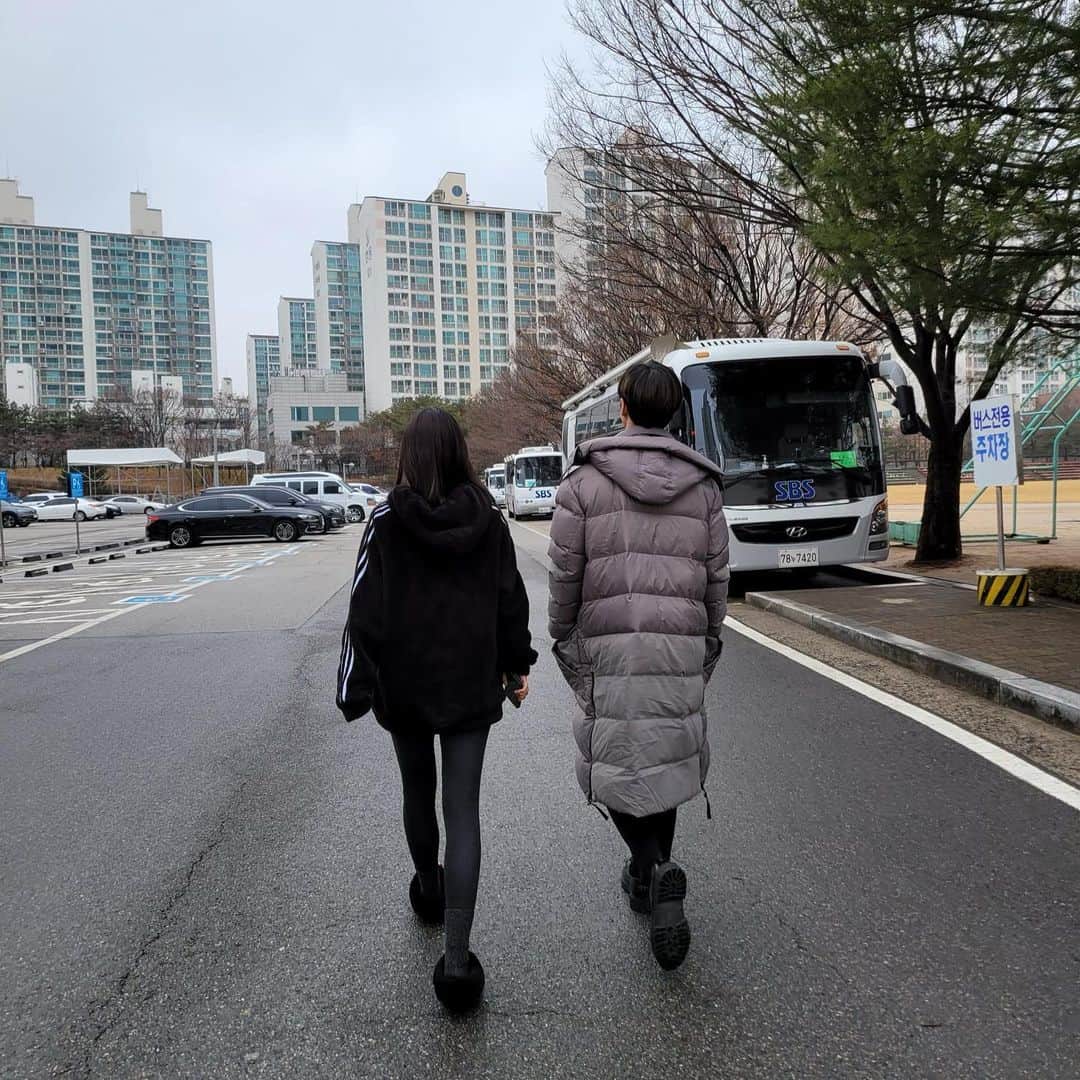ホン・スアさんのインスタグラム写真 - (ホン・スアInstagram)「아준 지은 정민 💖 즐거운 촬영장 날폭행하는유모😖 마지막영상 ，😂😂 하주니 팬분들 🙏🏻  제가 하주니 엄청 이뻐하니 오해마세요 😂🙏🏻💕 착한 막둥이 홍석이도 많이 이뻐해주세요💕 #불새2020 #서하준 #펜타곤 #홍석」2月11日 14時42分 - sooah.hong