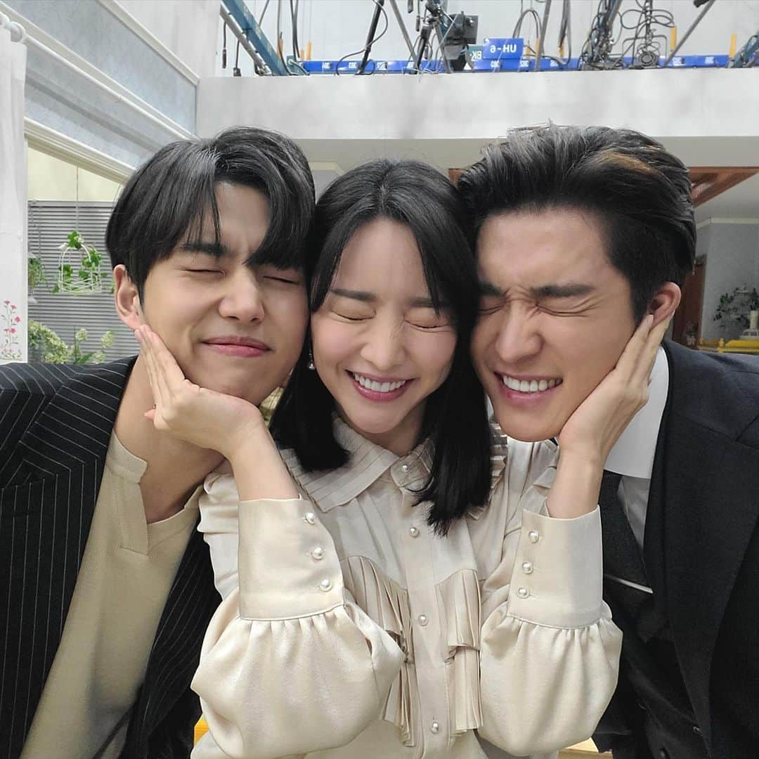 ホン・スアさんのインスタグラム写真 - (ホン・スアInstagram)「아준 지은 정민 💖 즐거운 촬영장 날폭행하는유모😖 마지막영상 ，😂😂 하주니 팬분들 🙏🏻  제가 하주니 엄청 이뻐하니 오해마세요 😂🙏🏻💕 착한 막둥이 홍석이도 많이 이뻐해주세요💕 #불새2020 #서하준 #펜타곤 #홍석」2月11日 14時42分 - sooah.hong