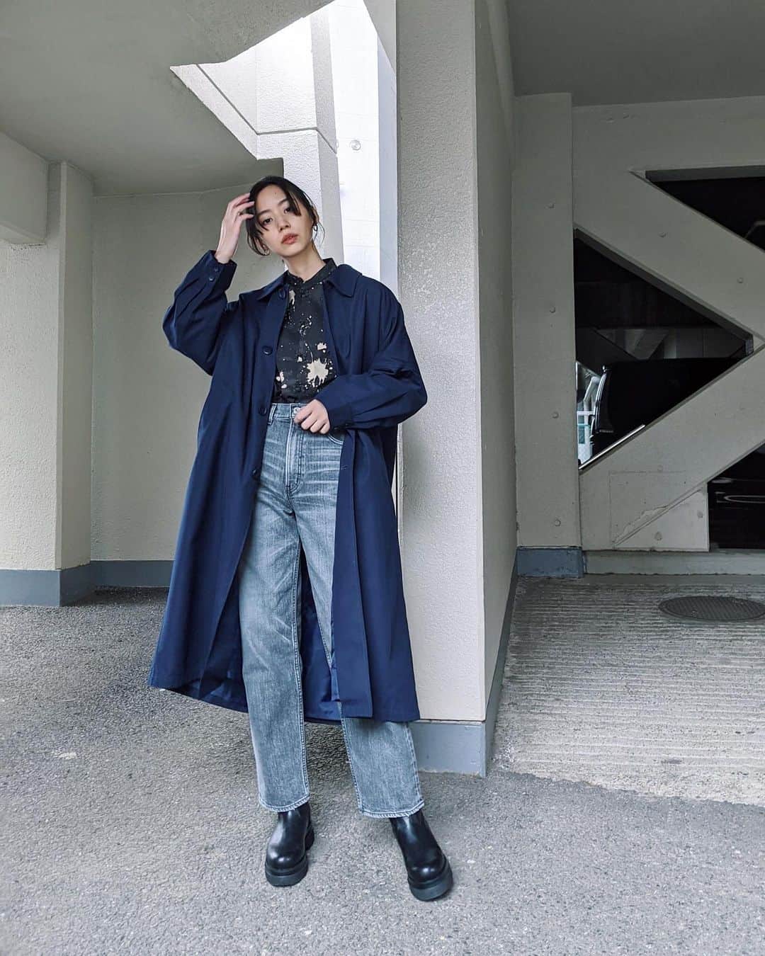 Shiho Sasakiのインスタグラム：「いよいよ今日から春の立ち上げ🌸 新作がどーーーんと入荷します👏 もちろんPLAIN JEANSも👖  今日入荷するアイテムの中で 私的おすすめを身に纏ってみたよ✨ モノトーンコーデって重くなりがちだけど、 ボトムにL/BLKのPLAINJEANSを合わせる事で 一気に春らしい印象になるよね🌱  ストーリーにリンク貼っておきます☑︎ #MOUSSYPLAINJEANS #MOUSSY #MOUSSYSNAP #MOUSSYJEANS」