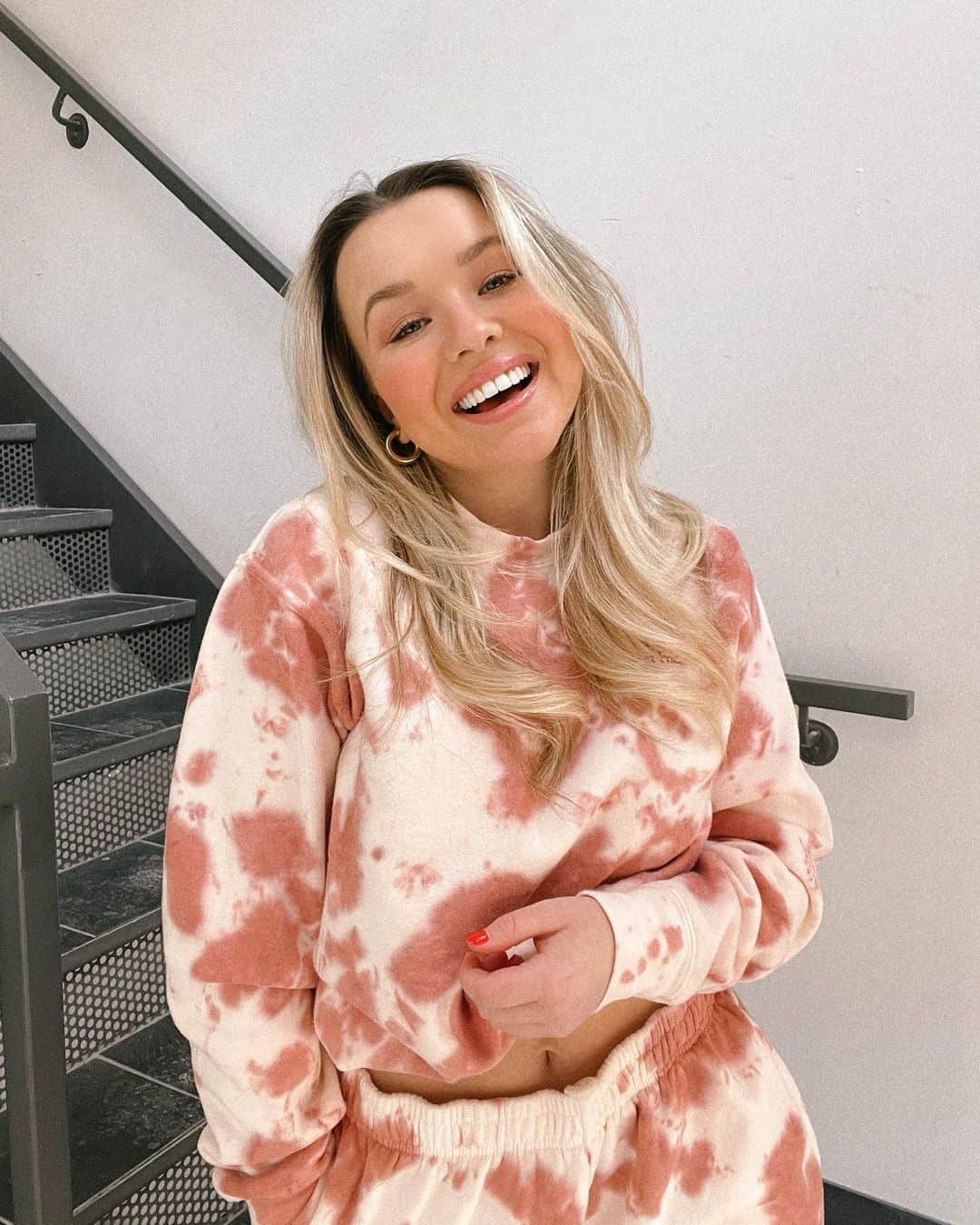 トーリ・ウェブスターのインスタグラム：「tie-dye 🌈 it’s a lifestyle」