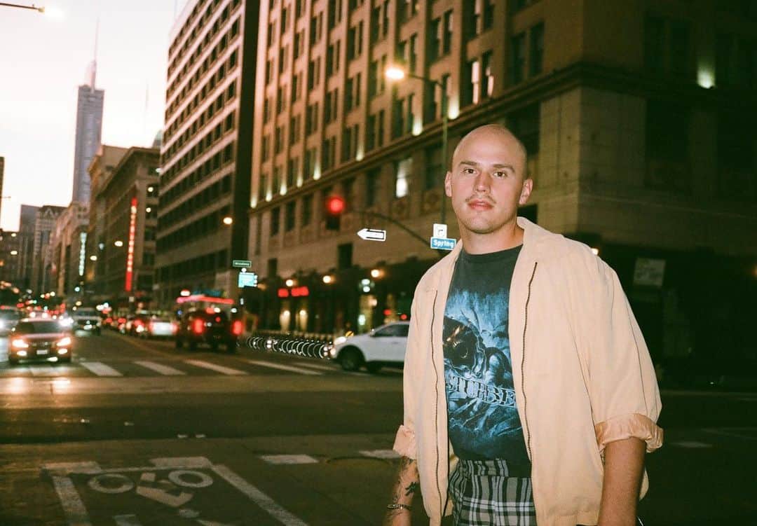 ブランドン・シェイアのインスタグラム：「working on so much new music... I'm a little overwhelmed by how much finishing there is left to do but I think I have the core songs for my next EP which is v exciting. Out of curiosity, is there anything specific y'all are looking for from me in this next EP?」