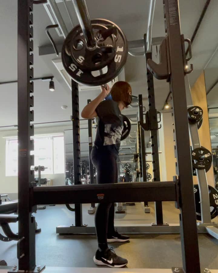 宮坂楓のインスタグラム：「. おはようございま〜す😊 . 今日はトレーニング動画を載せてみる！ 前はparallel squatすらできなかったのに重い重さを軽く感じるようになってきた✌️✨ squatはいろんな種類をやってます💫 さぁ、今日も頑張りましょ🥰✨ #スポーツ#スポーツ女子 #スポーツコーデ #NIKE#ナイキ#triplejump #athlete#トレーニング#ウエイトトレーニング#スクワット#squat#トレーニング動画」