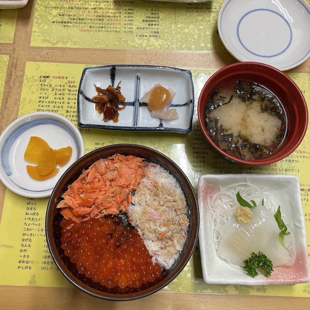 たまたまこのインスタグラム：「朝はイカ🦑と選べる3食丼からSTART🏃‍♀️💨」