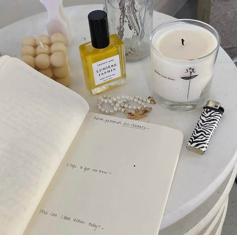 FRENCH GIRLのインスタグラム：「Midweek motivation courtesy of @wellnesswithsoph 🤍  Wednesdays can be tough — the weekend is so close yet so far! — but spending a little time to stop and recenter can go a long way in boosting productivity. Light a scented candle, write down your goals, and do some reflective journaling to rejuvenate your mind. Then, rejuvenate your body with your favorite skin and body care products (like our gorgeous Lumière Jasmin Body Glow Oil, perhaps?). You’ll thank us later. ✨」